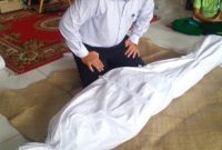 bagaimana cara menyedekapkan tangan jenazah yang benar