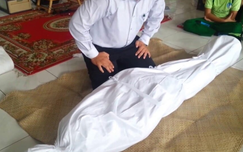 bagaimana cara menyedekapkan tangan jenazah yang benar